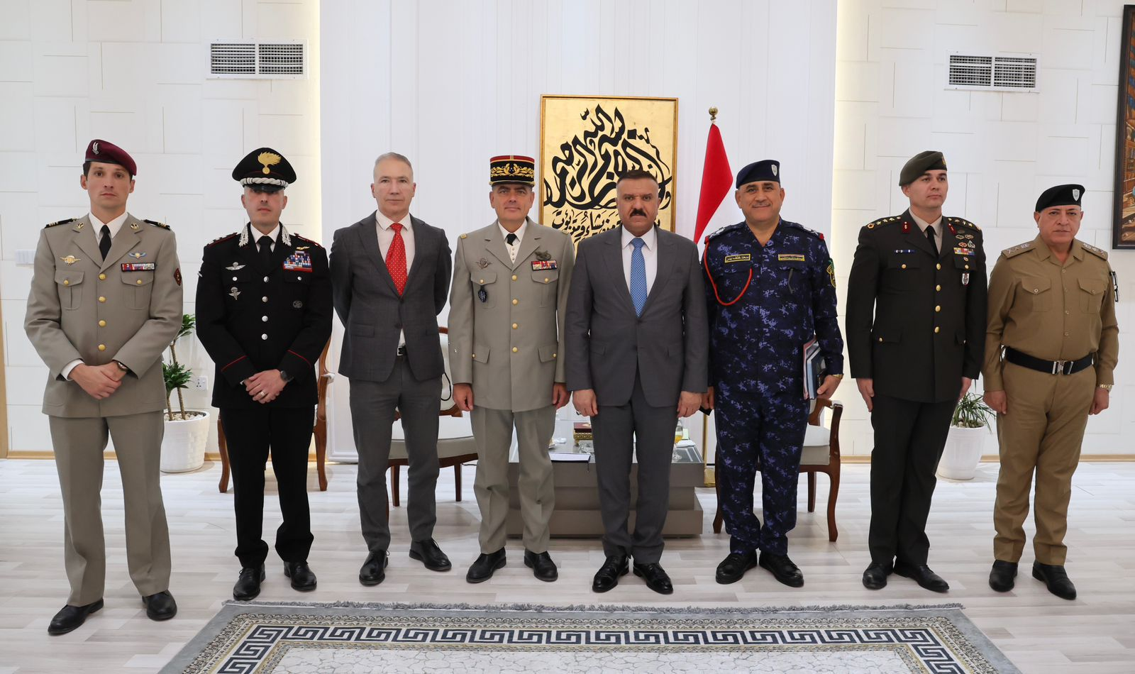 لبحث التعاون في المجالات التدريبية والأوضاع الإقليمية.. وزير الداخلية يلتقي قائد قوات حلف الناتو في العراق