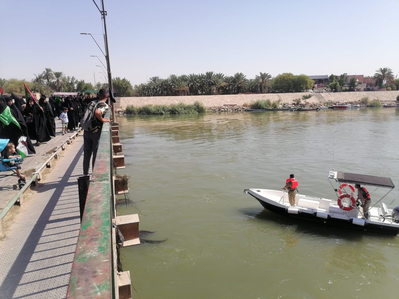 شرطة محافظة النجف الأشرف تنشر مفارزها النهرية لحماية الزائرين على ضفاف الفرات