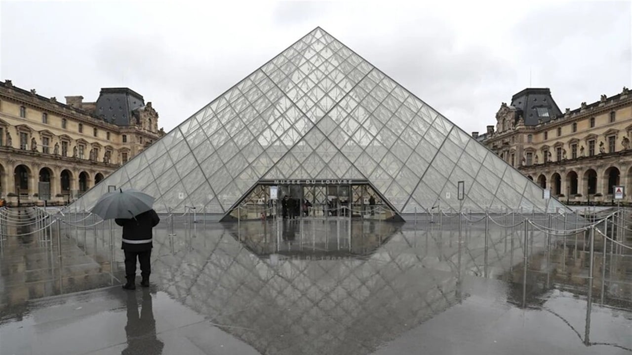 متحف اللوفر في باريس يتعرض لعملية سطو مسلح
