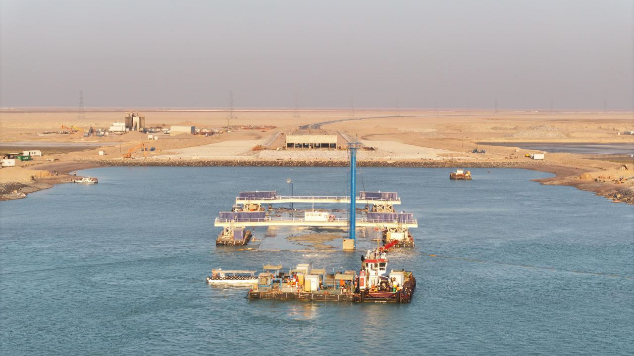 بدأ المرحلة الحاسمة قبل الإغلاق النهائي.. موانئ العراق تعلن بدء إنزال القطعة العاشرة من النفق المغمور