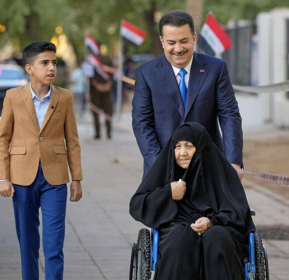رفقة والدته ، رئيس مجلس الوزراء العراقي يُدلي بصوته في الانتخابات النيابية السادسة