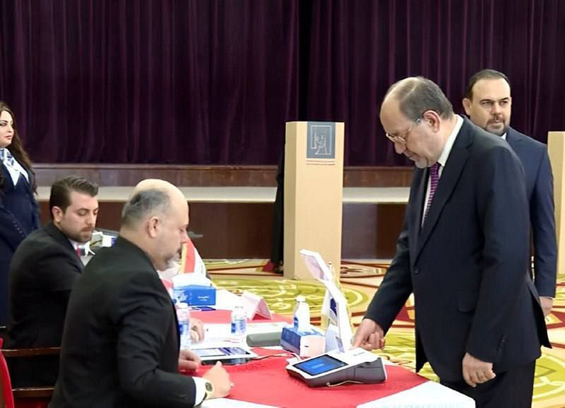 رئيس ائتلاف دولة القانون نوري المالكي يدلي بصوته في الاقتراع العام